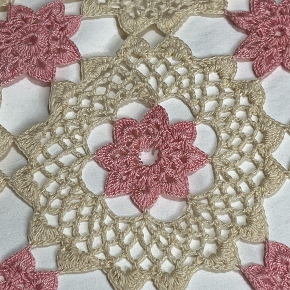 Vintage Mid Century Crocheted Pink & Ecru Queen Size Coverlet - Picture 2 of 8